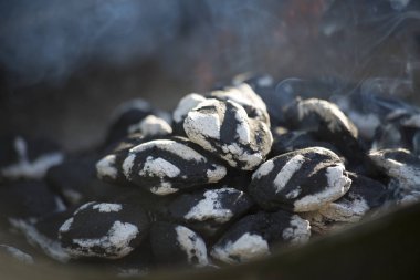 Kömür ölmekte olan alevler