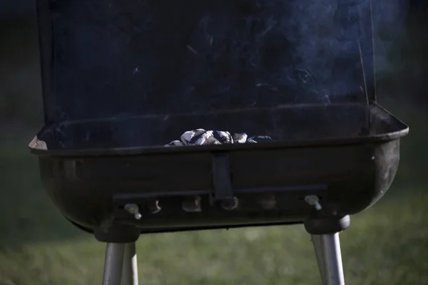 喫煙、黒焦げの炭 — ストック写真