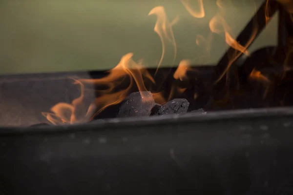 木炭火焰的燃烧 — 图库照片