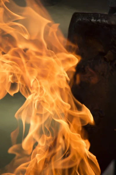 Fiamme che sparano dalla griglia — Foto Stock