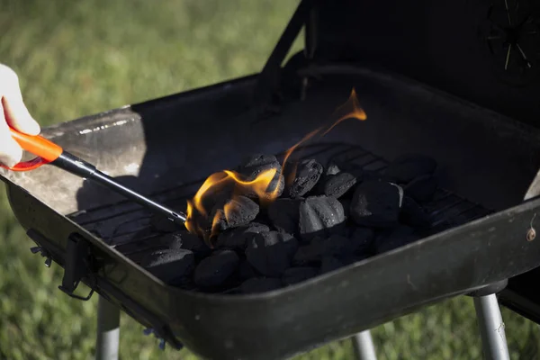 Träkol börjar flamma — Stockfoto