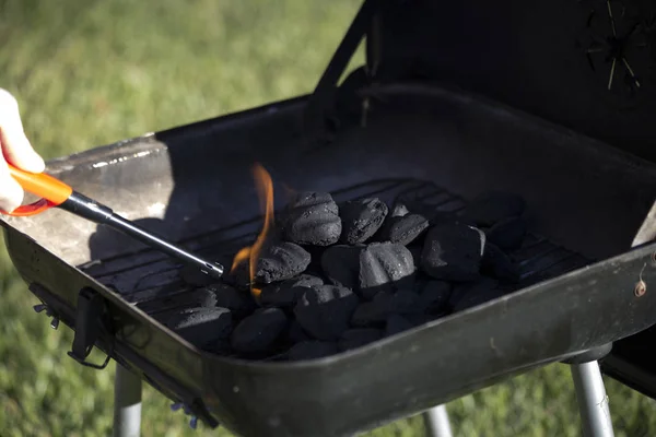 Holzkohle fängt an zu brennen — Stockfoto