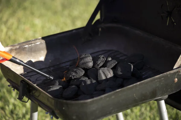 Träkol börjar flamma — Stockfoto