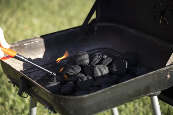 Träkol börjar flamma — Stockfoto