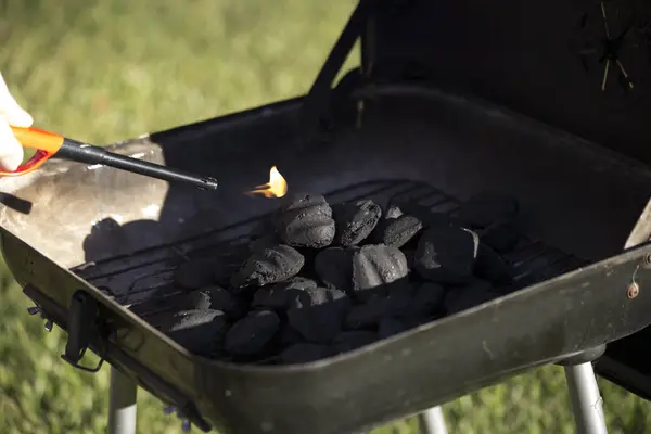 Träkol börjar flamma — Stockfoto