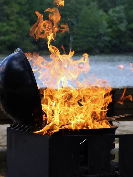 Lågor skytte från grillen — Stockfoto