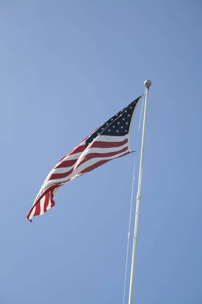 Американский флаг, развевающийся на ветру — стоковое фото