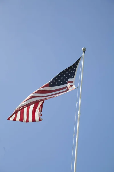 Американский флаг, развевающийся на ветру — стоковое фото