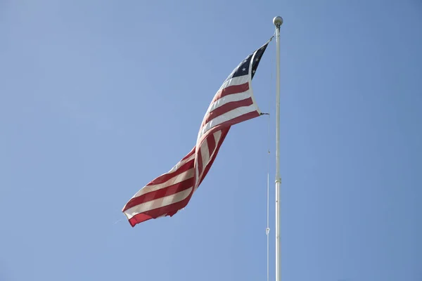 Αμερικανική σημαία χτύπημα στον άνεμο — Φωτογραφία Αρχείου