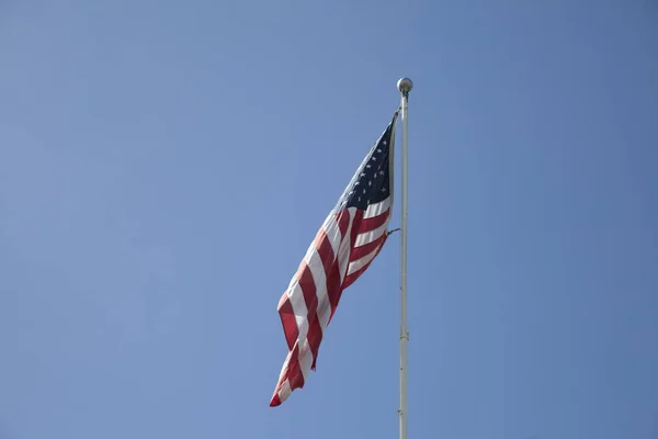 Amerikaanse vlag in de wind fladderende — Stockfoto