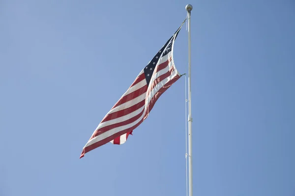 Bandeira americana a bater ao vento — Fotografia de Stock