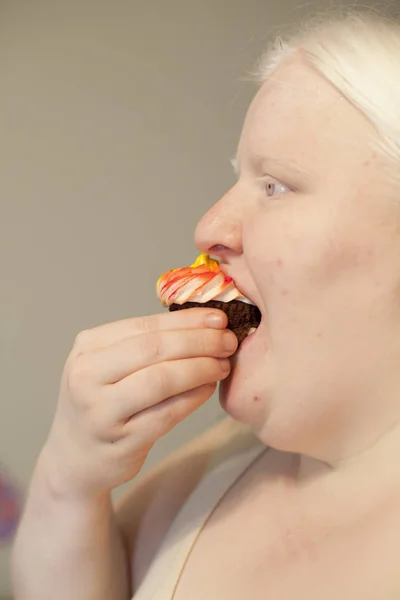 Mujer comiendo magdalena —  Fotos de Stock