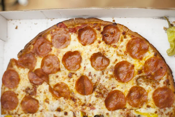Pizza de Pepperoni con Pepperoncini — Foto de Stock