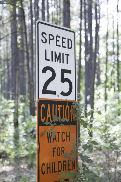 Hastighetsgräns tecken i skogen — Stockfoto