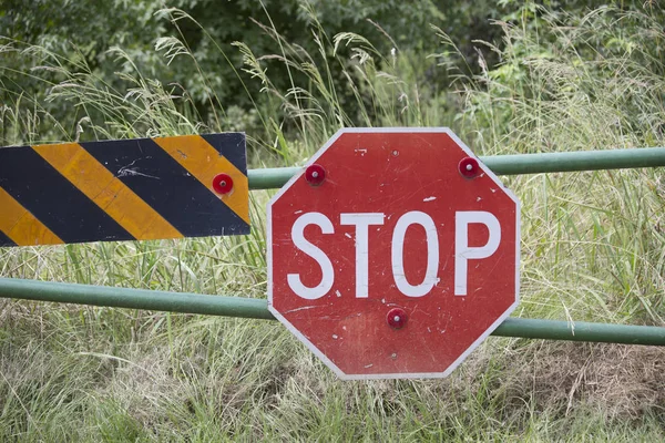 Značka Stop na bránu — Stock fotografie