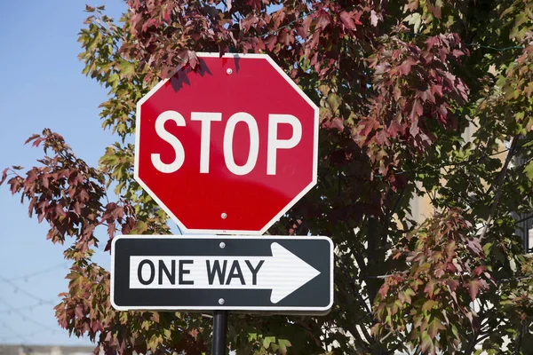 Ve tek yön işaretleri durdurmak — Stok fotoğraf