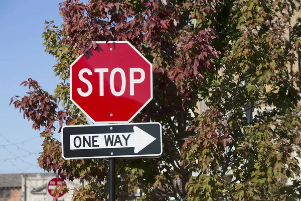 Σταματήστε και One Way σημάδια — Φωτογραφία Αρχείου