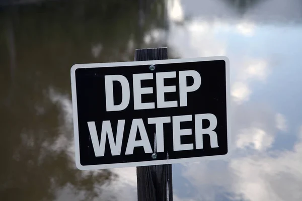 Sinal de águas profundas — Fotografia de Stock