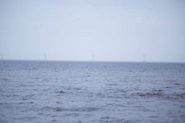 Okyanusu üzerinde elektrik direkleri