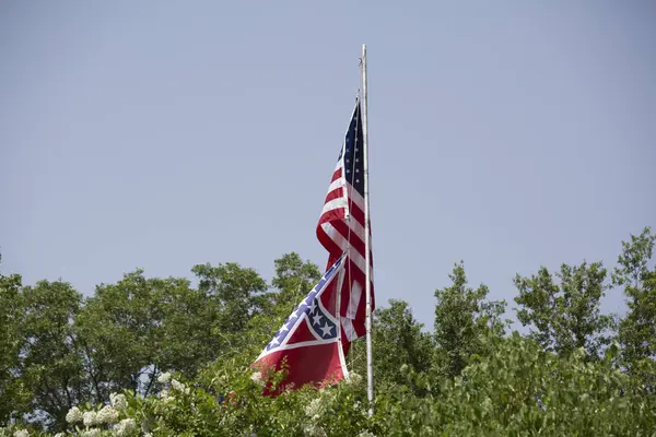 Amerikai és Mississippi zászlók — Stock Fotó