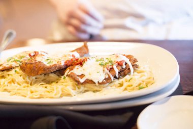 Tavuk Parmesan yemeği