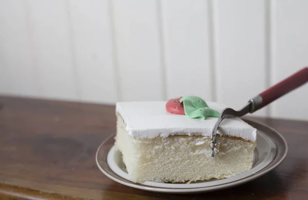 Buttercream アイシングのついた白いケーキ — ストック写真