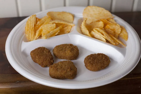 Kipnuggets en aardappelchips — Stockfoto