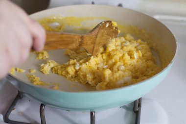 Kızarmış yumurta çabalıyorlar