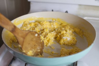 Kızarmış yumurta çabalıyorlar