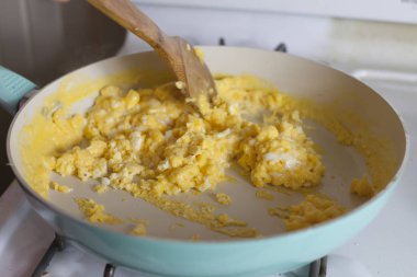 Kızarmış yumurta çabalıyorlar