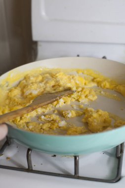 Kızarmış yumurta çabalıyorlar