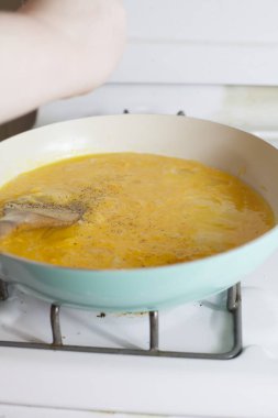 Sahanda yumurta ve peynir yemek