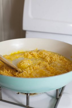 Sahanda yumurta ve peynir yemek