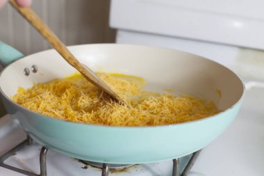 Sahanda yumurta ve peynir yemek