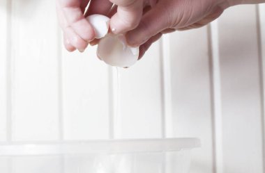 bir yumurta çatlama