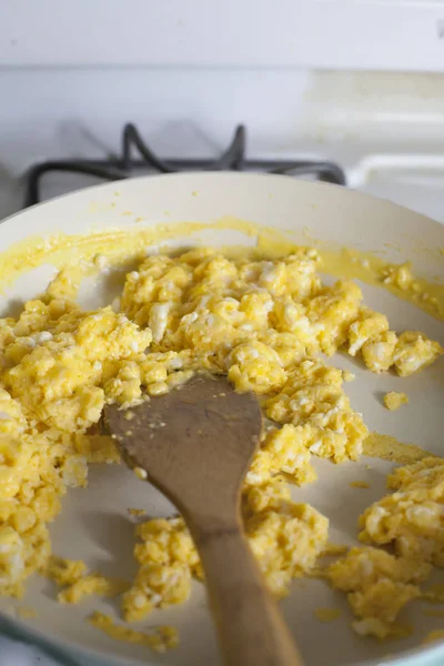 Rozdrapywanie jajka smażone — Zdjęcie stockowe
