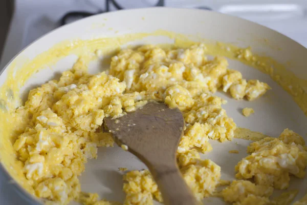 Ανακατώνουν τα τηγανητά αυγά — Φωτογραφία Αρχείου