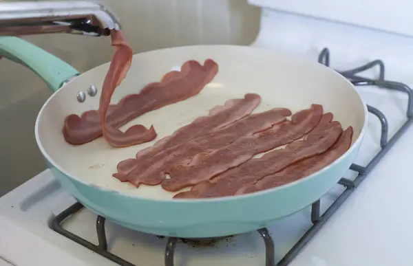 Speck zum Frühstück braten — Stockfoto