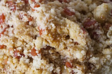 Kabarık kuskus ve domates