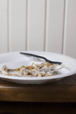 Tavuk kemikleri üzerinde yaptı