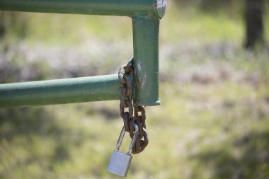 Açık kapı ve açık kilit