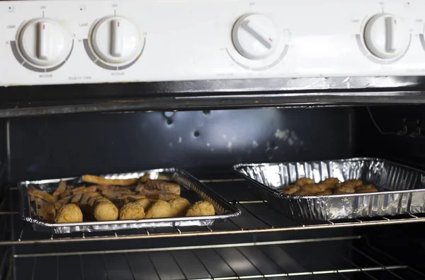 Cachorros y papas fritas al horno — Foto de Stock