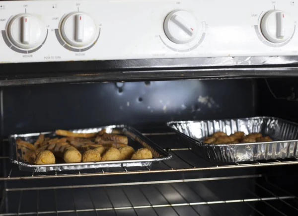 Cachorros y papas fritas al horno — Foto de Stock