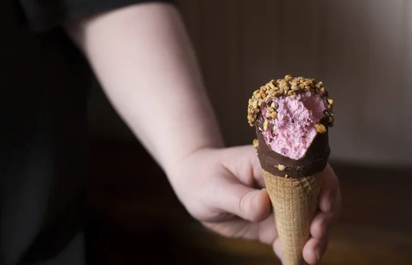 Cono de helado de fresa — Foto de Stock