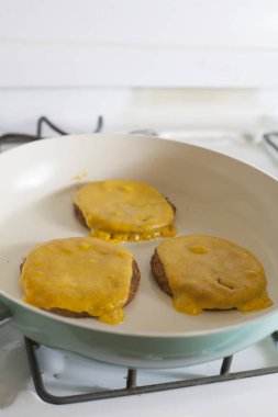 Veggie çizburger hazırlanıyor