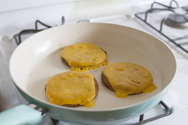 Pişirme Veggie Cheeseburgers