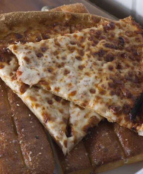 Pizza y Breadsticks — Foto de Stock