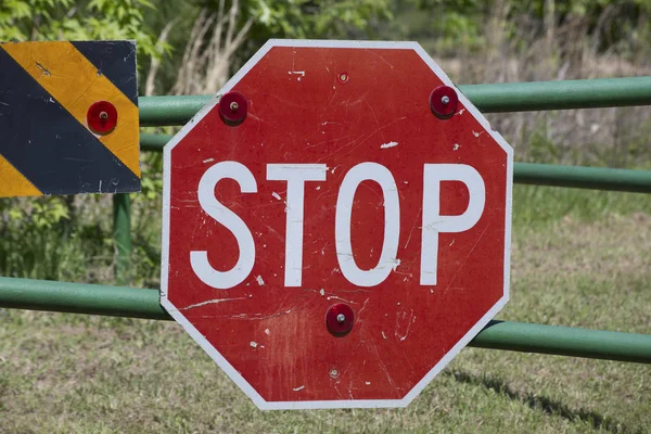 Stoppschild an einem Tor — Stockfoto