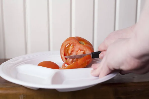 Tomaten in Scheiben schneiden — Stockfoto