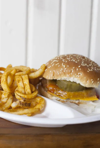 Hamburguesa vegetariana y papas fritas — Foto de Stock